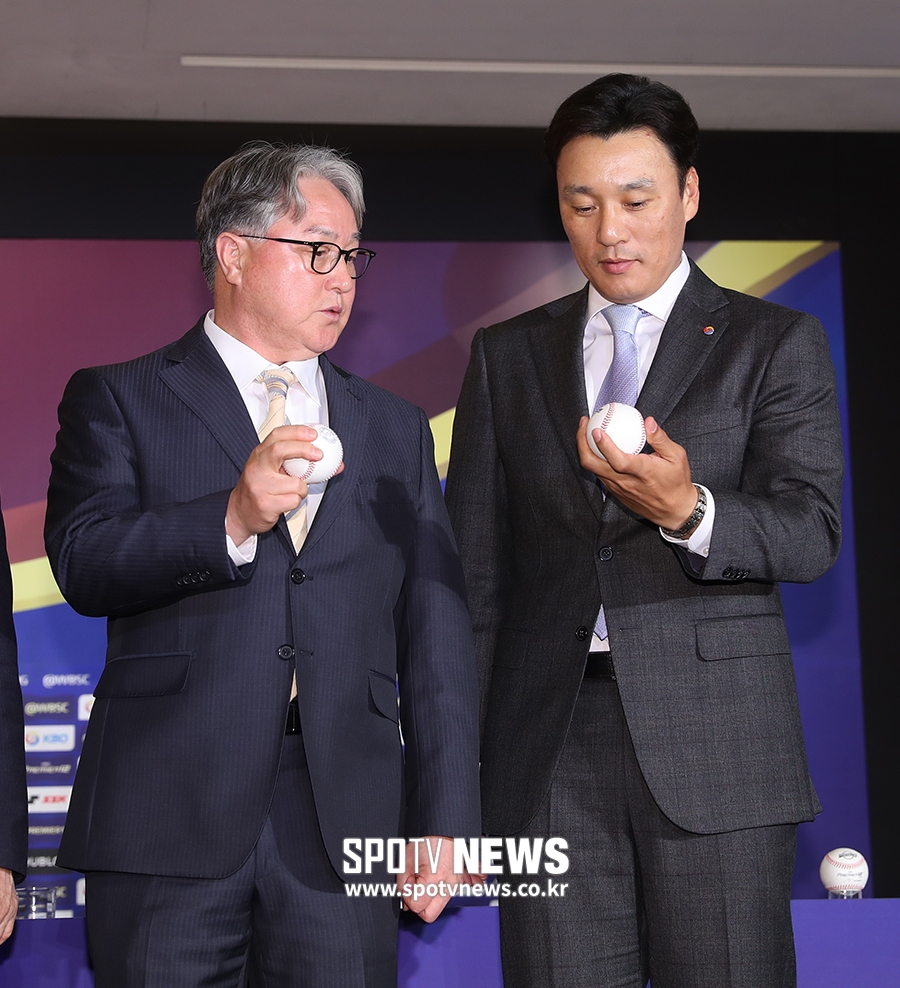 [포토S] 프리미어12 공인구 살피는 김경문 감독과 이승엽