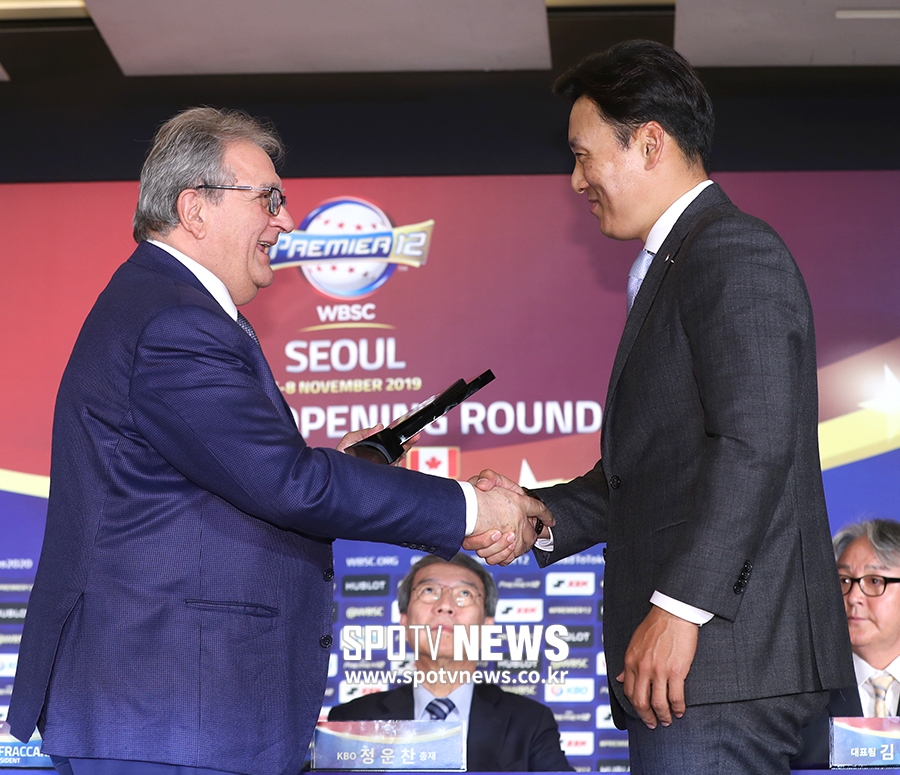 [포토S] 홍보대사 이승엽, 리카르도 프라카리 회장과 악수