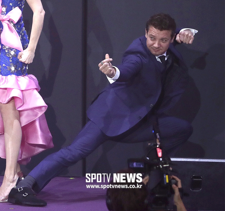 [포토S] 제레미 레너, 애교 하트 발사!