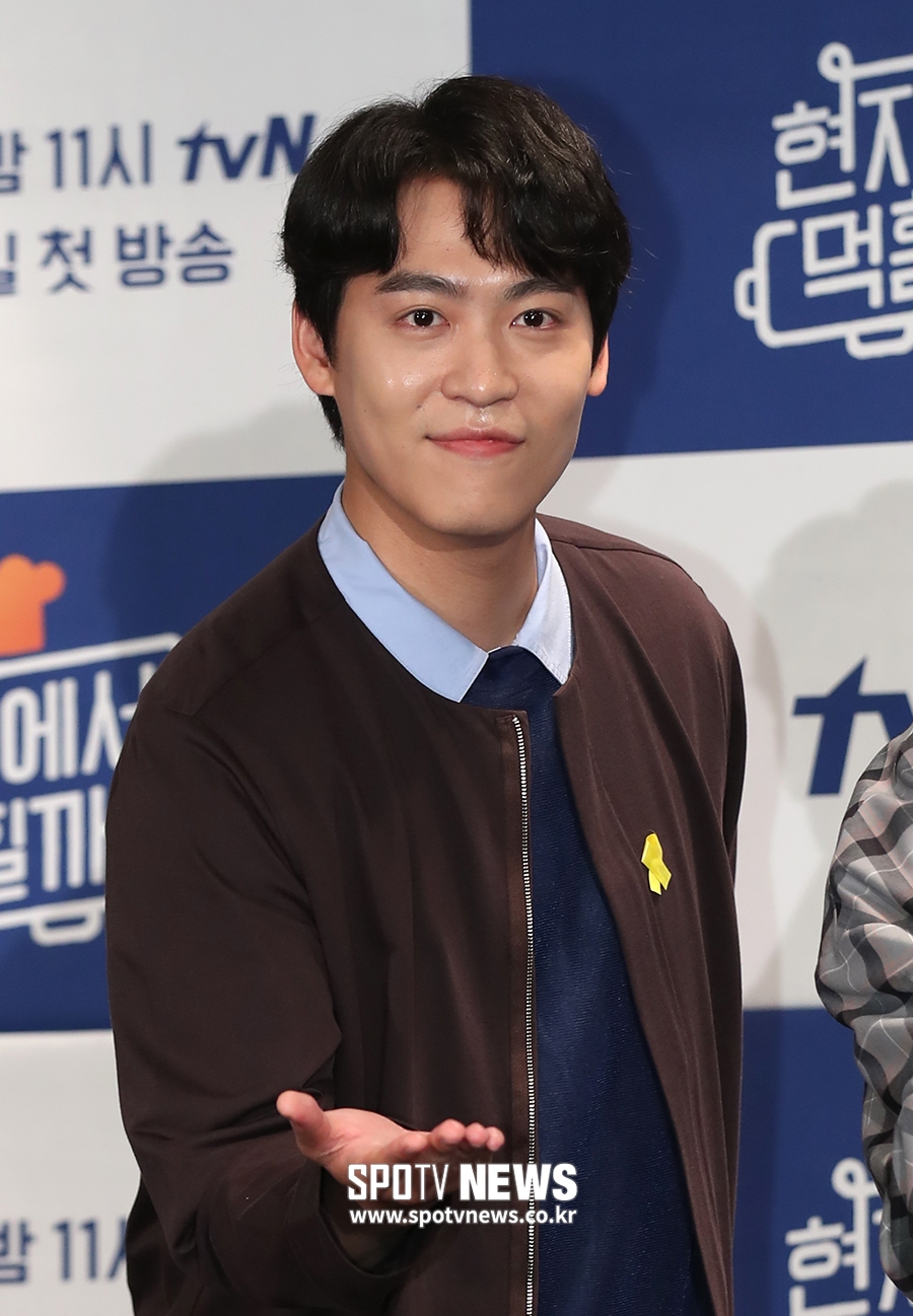[포토S] 존박, '서빙은 제게 맡기세요'