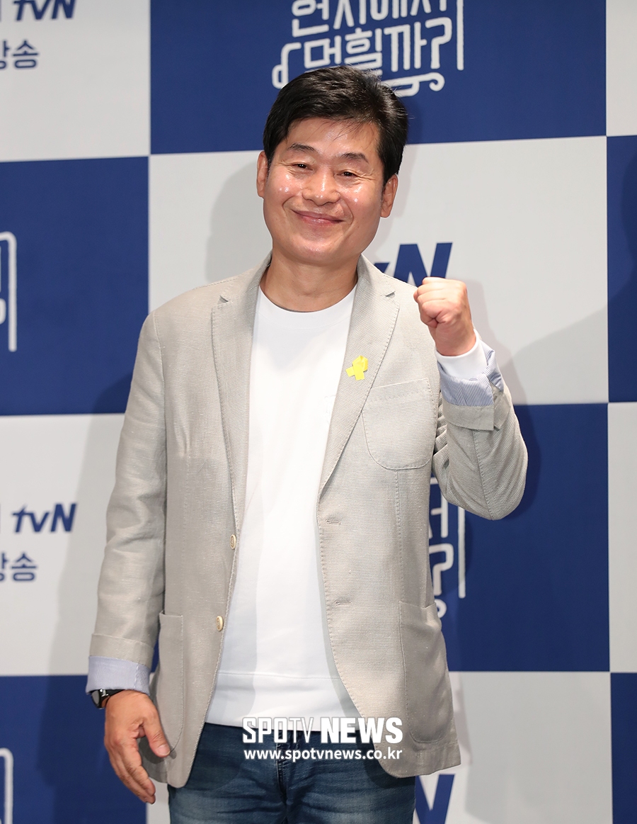 [포토S] 포즈 취하는 이연복 셰프