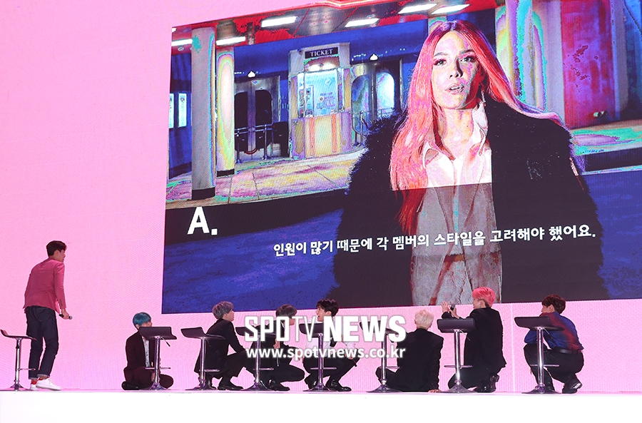 [포토S] 자막이 가릴까봐 바닥에 앉는 방탄소년단