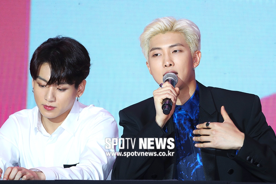 [포토S] 방탄소년단 RM, 외신 기자의 질문에 통역 없이 대답
