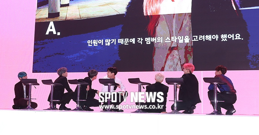 [포토S] 방탄소년단, '자막이 가릴까봐 바닥에, 마음 따뜻해지는 배려!'