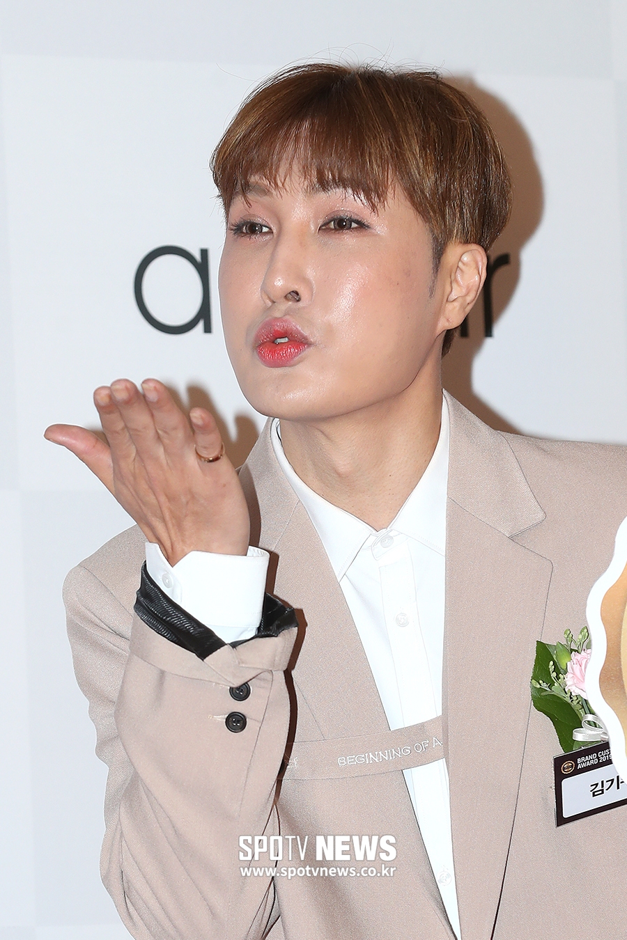 [포토S] 김기수, 화장 곱게 한 뷰티 크리에이터