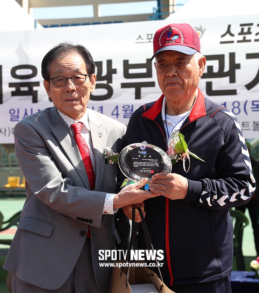 [포토S] 전국게이트볼대회 최고령 참가자 장수패 수여