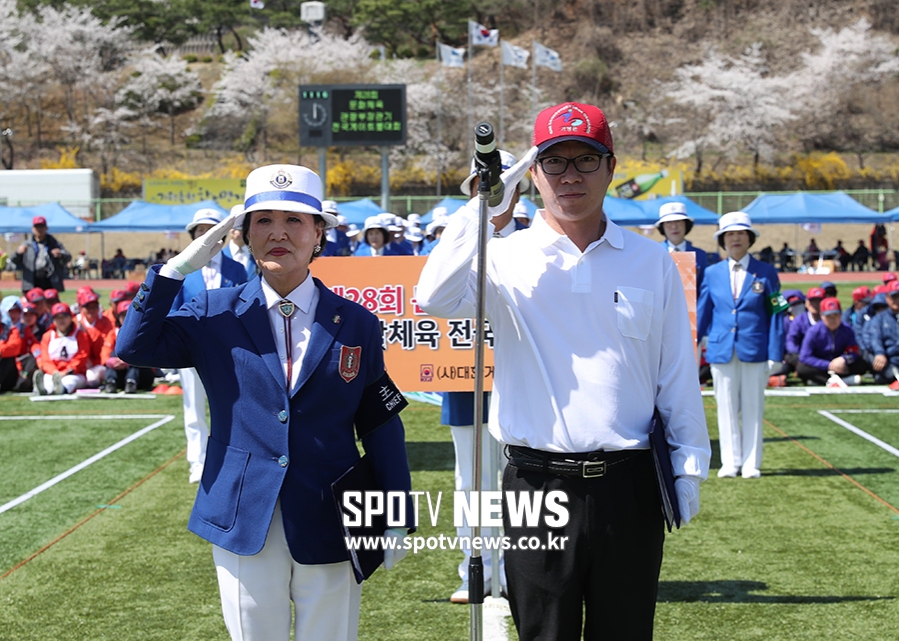 [포토S] 경례하는 게이트볼 심판-선수 대표