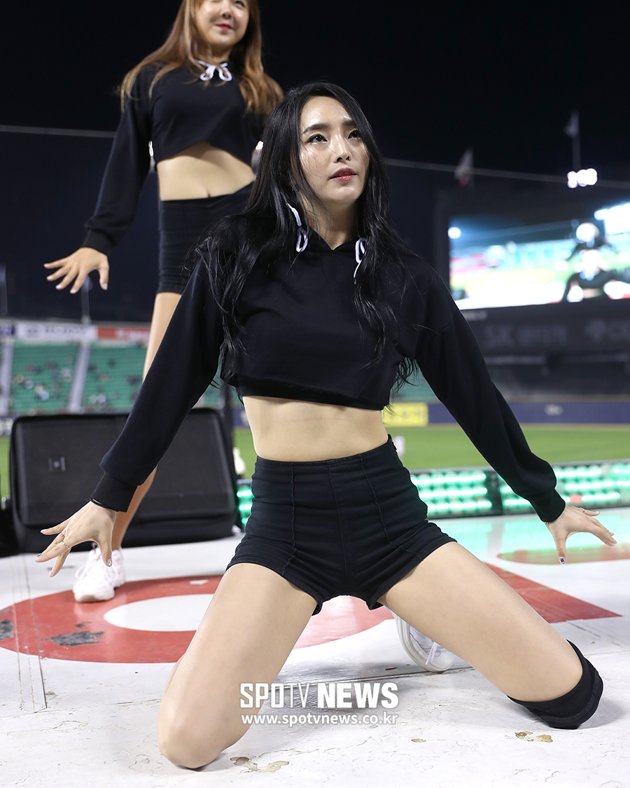 [포토S] 치어리더 이나경, 무릎 꿇고 섹시하게