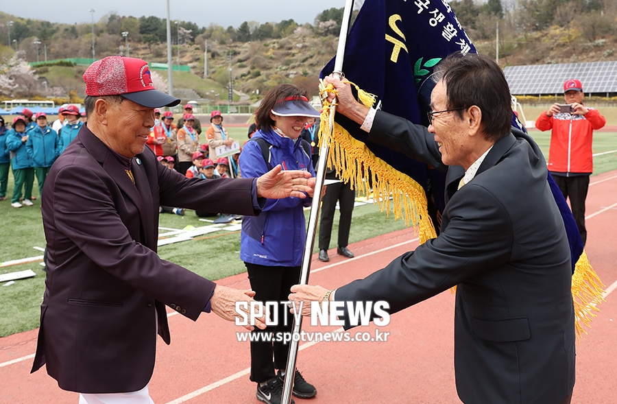 [포토S] 전국게이트볼대회, 우승기 전달