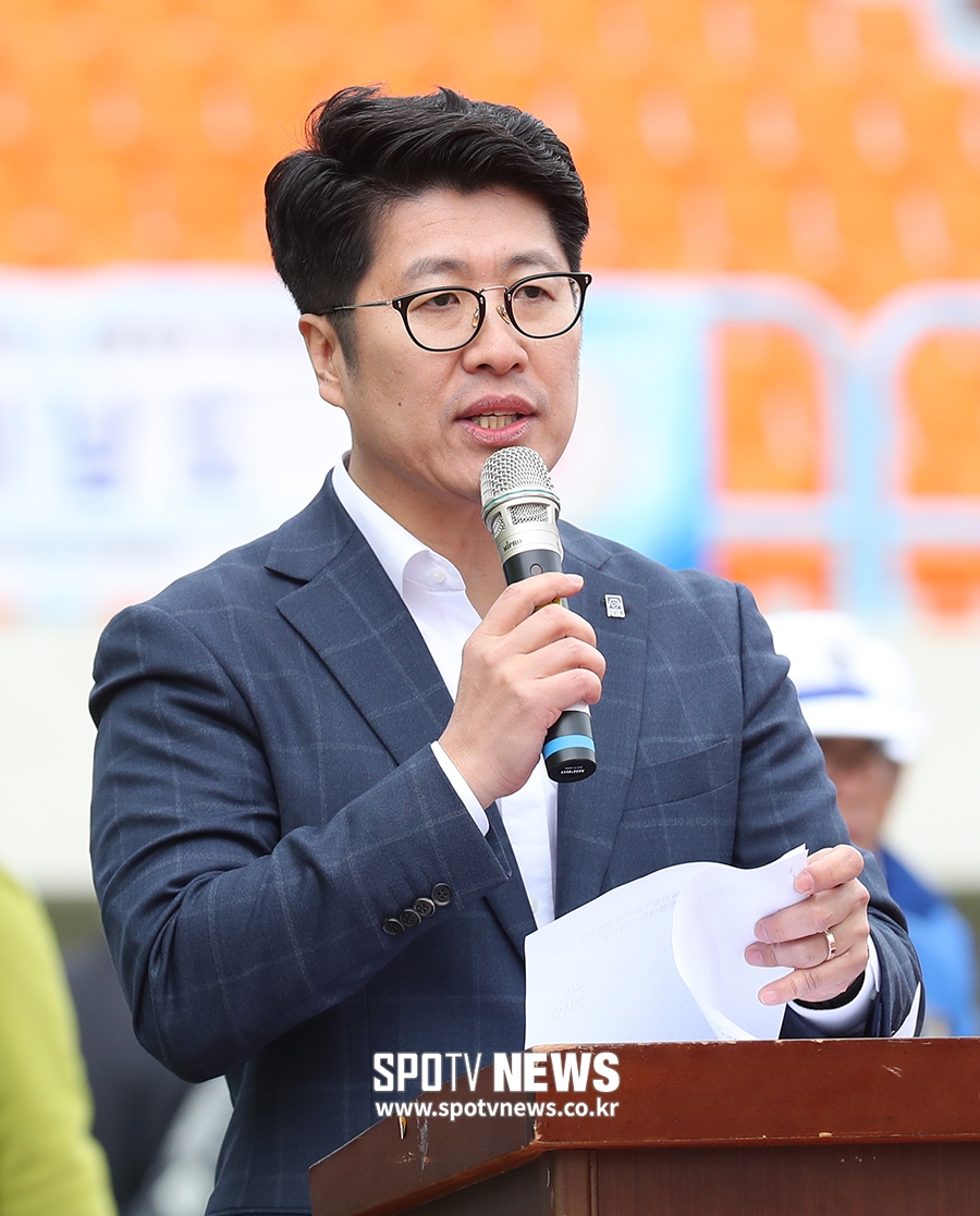 [포토S] 전국게이트볼대회, 시상식 진행하는 정종흠 사무총장