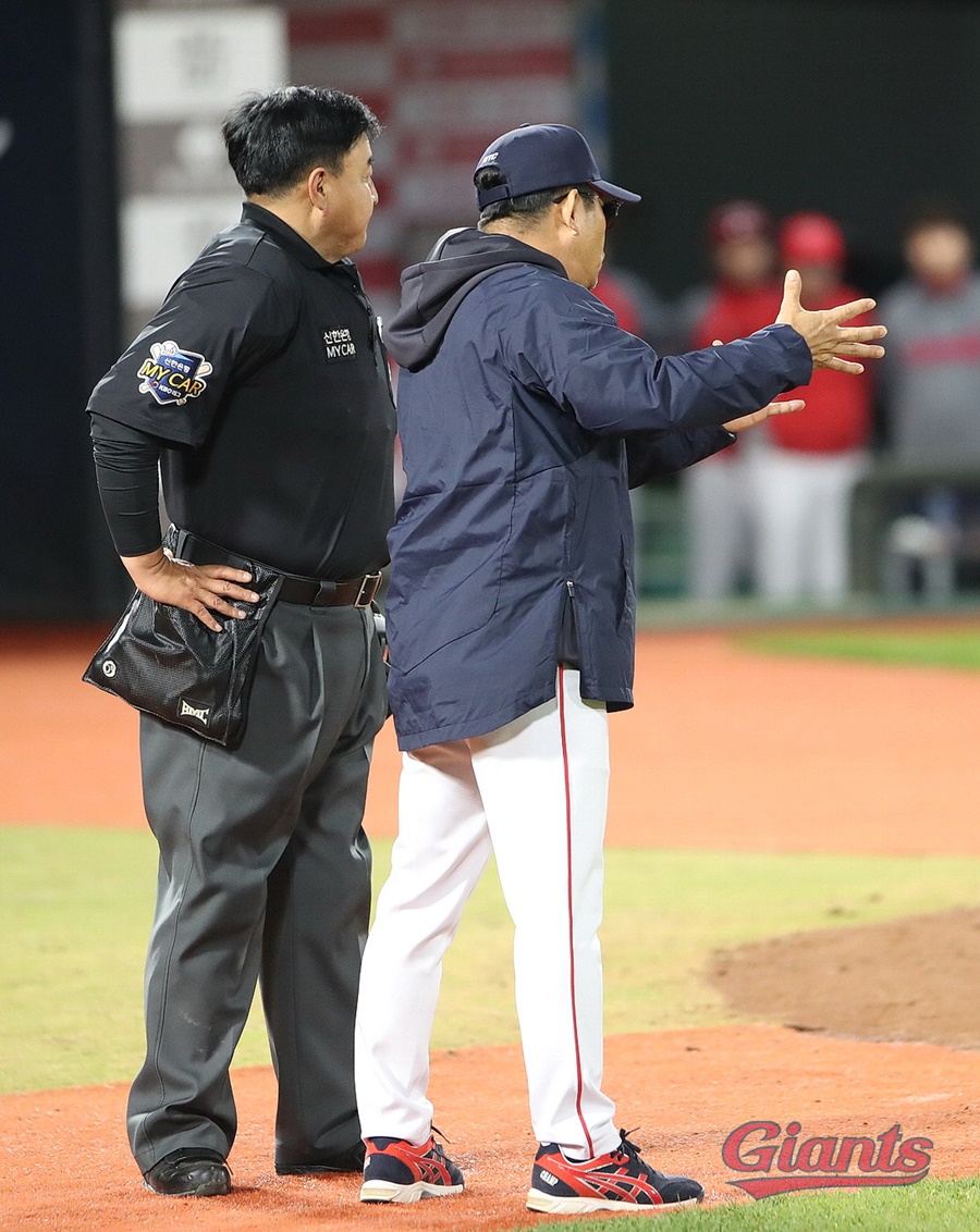 양상문 시즌 1호 감독 퇴장…손아섭도 강력 항의