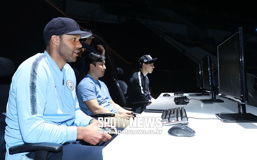 [포토S] 레스콧, 피파온라인4 게임에 집중!