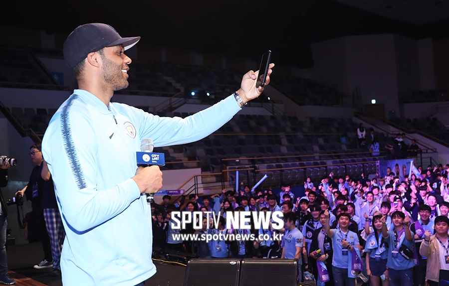 [포토S] 레스콧, 한국 팬들의 사랑을 느끼며