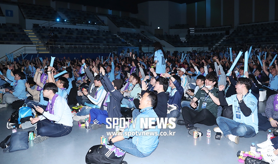 [포토S] 필 포든의 선제골에 환호하는 맨시티 팬들