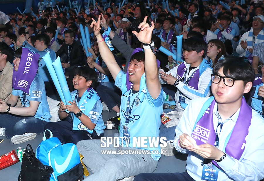[포토S] 필 포든 선제골에 기뻐하는 맨시티 팬들