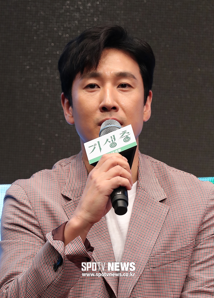 [포토S] 인사하는 배우 이선균