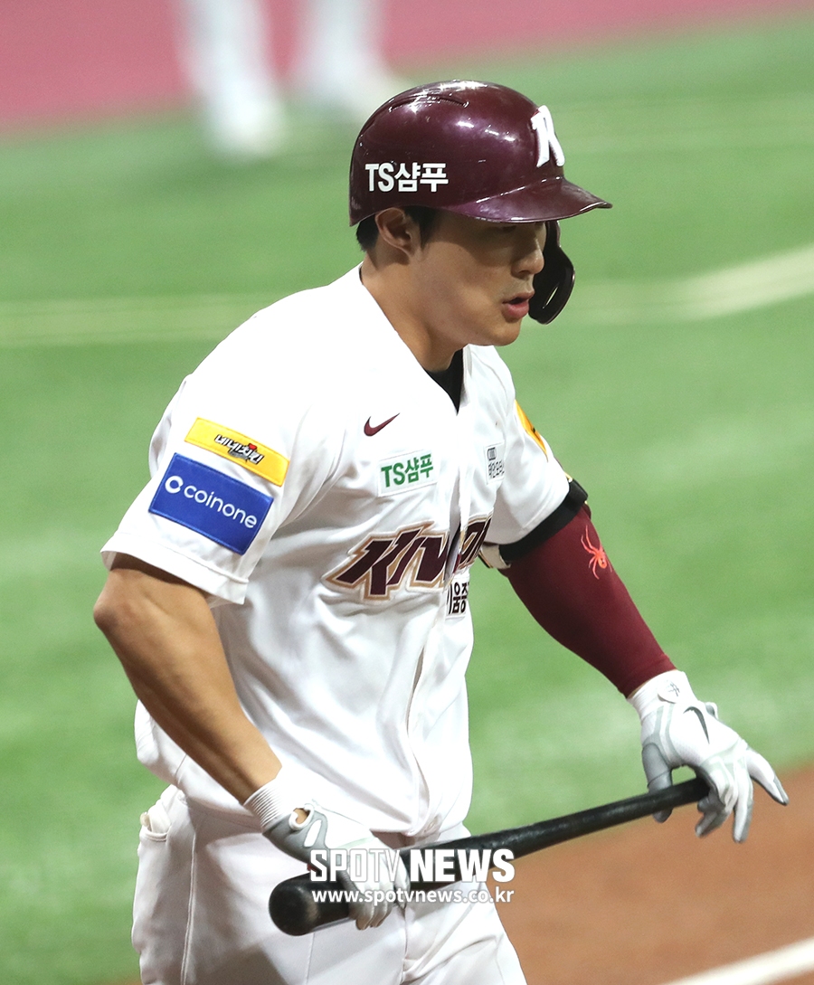 [포토S] 볼넷으로 출루하는 김하성