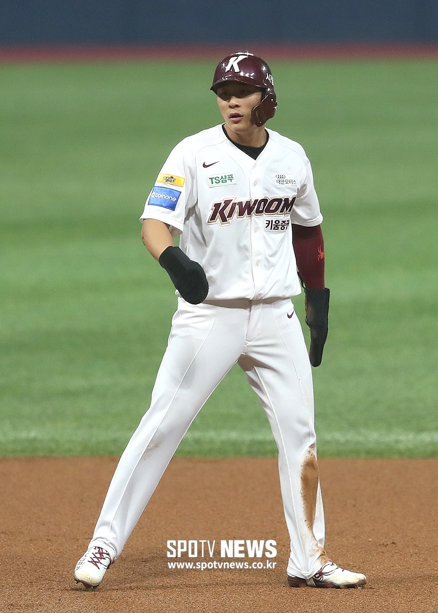 [포토S] 김하성, 빠른 발로 2루까지