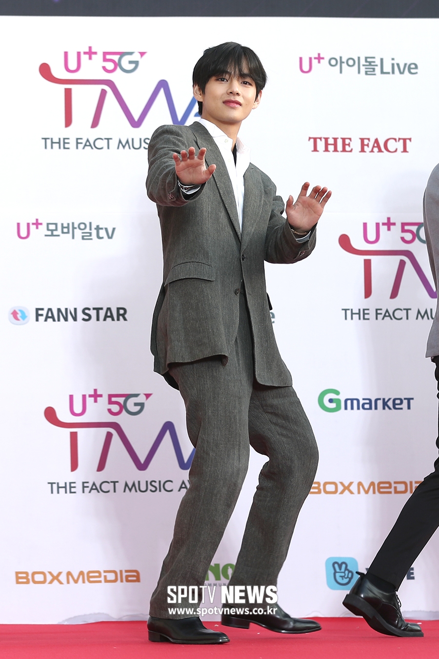 [포토S] 방탄소년단 뷔, 흑발 변신하고 비주얼 폭발