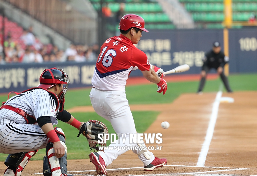 [포토S] 헛스윙 삼진 당하는 김주찬