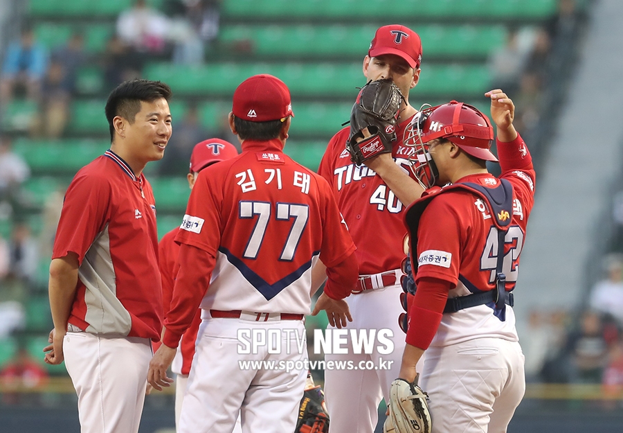 [포토S] 터너 안정시키는 김기태 감독