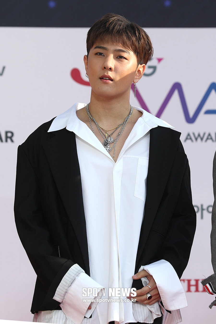 [포토S] 아이콘 김동혁, 화려한 액세서리