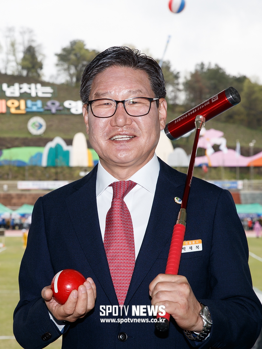 [포토S] 사진 촬영 위해 포즈 취하는 박세복 영동군수