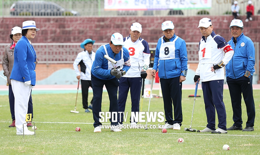 [포토S] 신중한 게이트볼 타격, '나이스!'
