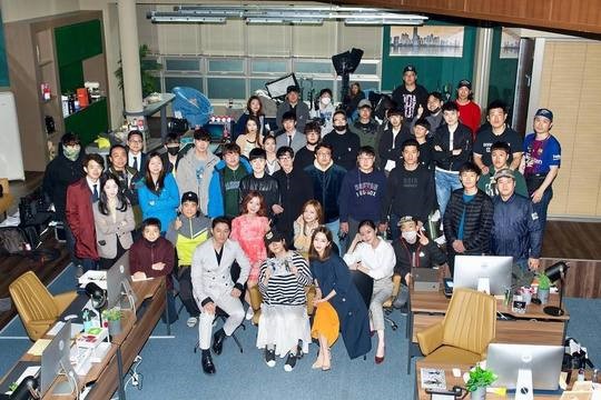 한예슬, '빅이슈' 마지막 촬영 '단체샷' 공개…"모두 감사하고 사랑합니다"[SNS컷]