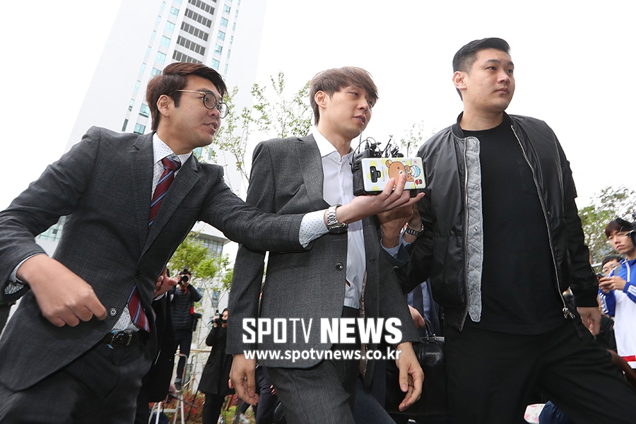 [포토S] 박유천, 취재진 질문에 묵묵부답