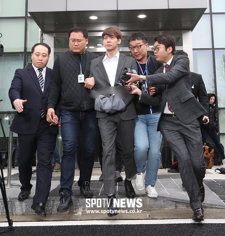 [포토S] 포승줄 묶인 박유천