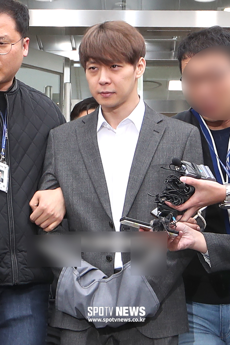 [포토S] 포승줄 묶여 법원 나가는 박유천