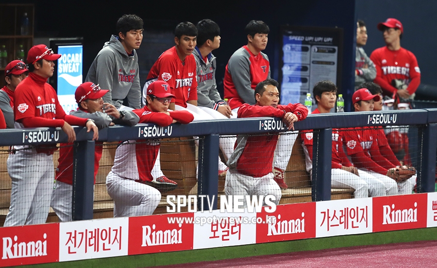 [포토S] 무거운 분위기의 KIA 더그아웃