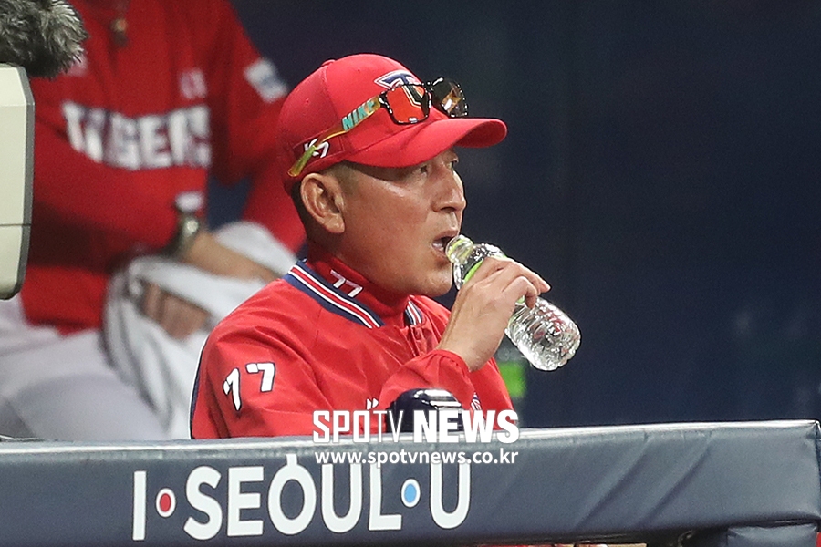 [포토S] 김기태 감독, '속이 탄다'