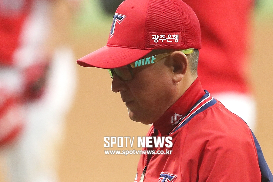 [포토S] 충격의 9연패에 고개 떨군 김기태 감독