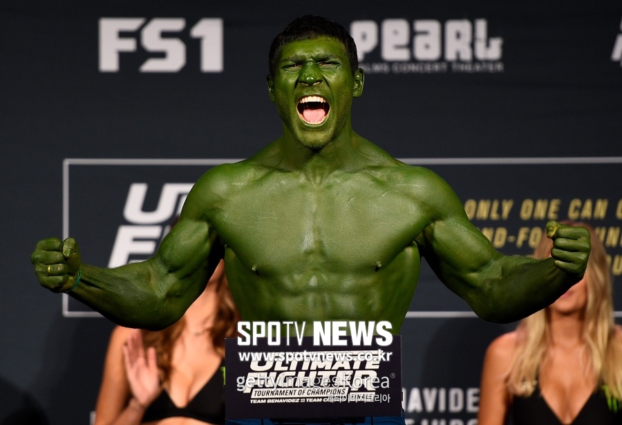 [영상] UFC에 나타난 헐크…이번엔 분장 지우고 사진 찢기
