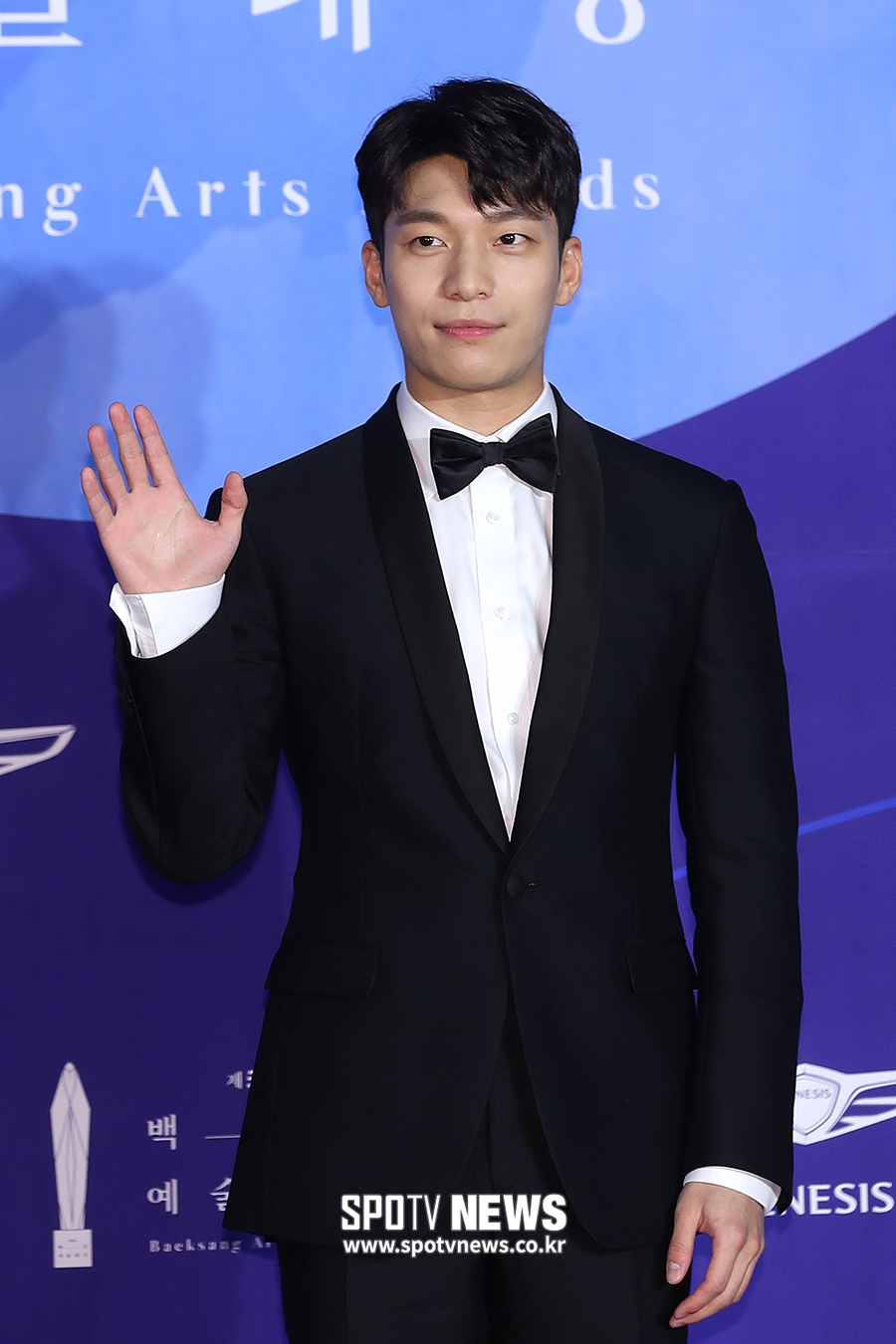 [포토S] 위하준, 멋지게 손인사