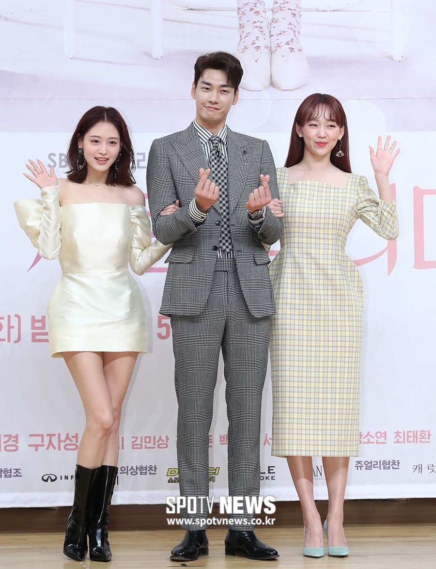 [포토S] 포즈 취하는 김재경-김영광-진기주