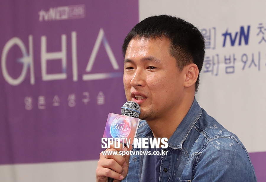 [포토S] 인사하는 유제원 감독