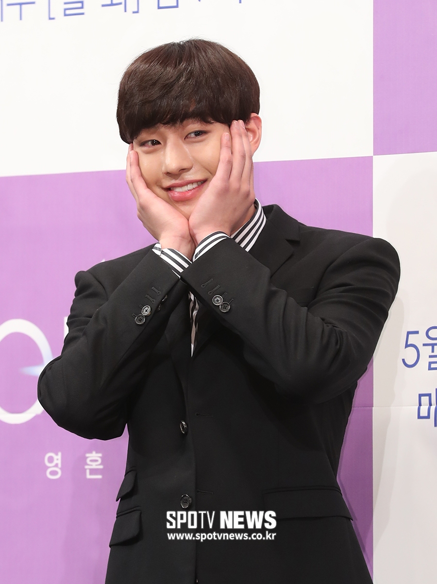 [포토S] 안효섭, 부끄러운 꽃받침