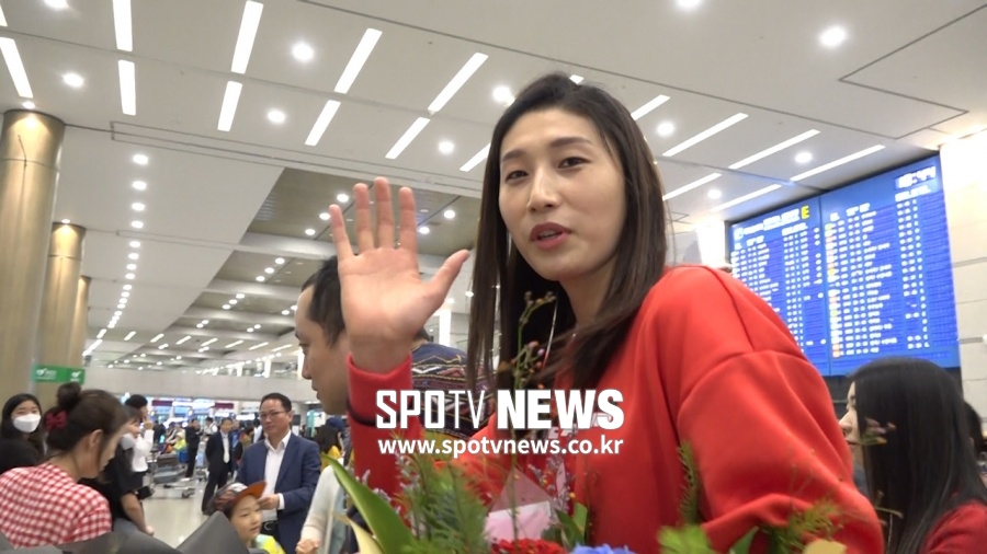 [SPO 직캠] 김연경 등장에 팬들 '술렁', 공항을 팬미팅 현장으로