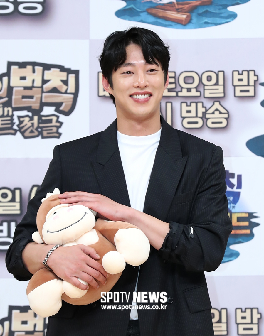 [포토S] 송원석, 날카로운 눈빛과 반전 미소