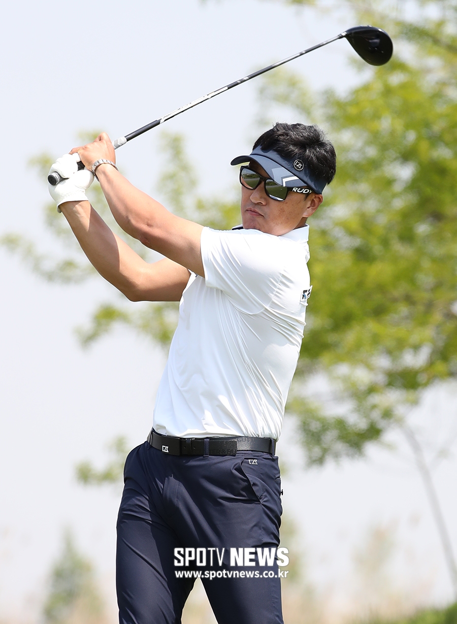 [포토S] 이승엽, 티샷 날리는 '라이언 킹'