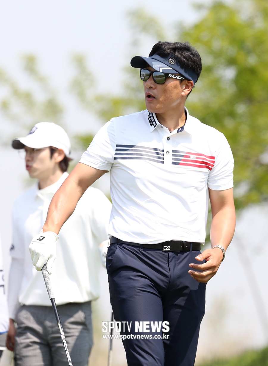 [포토S] 자신의 티샷 바라보는 이승엽