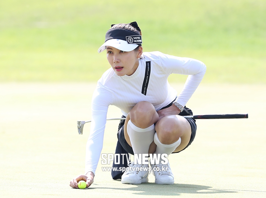 [포토S] 모델 하연화, 그린위에서 섹시하게