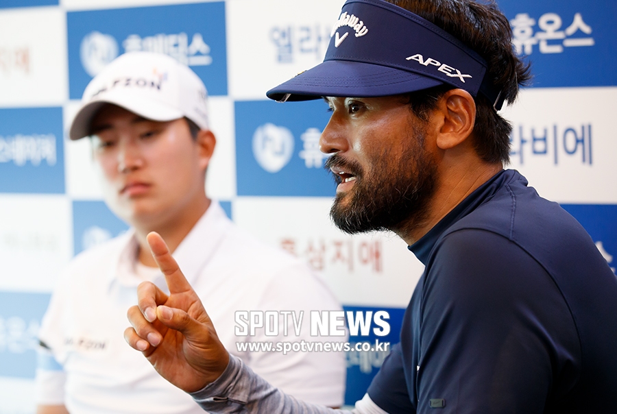 [포토S] 박찬호, '한 타라도 더 줄이기 위해'
