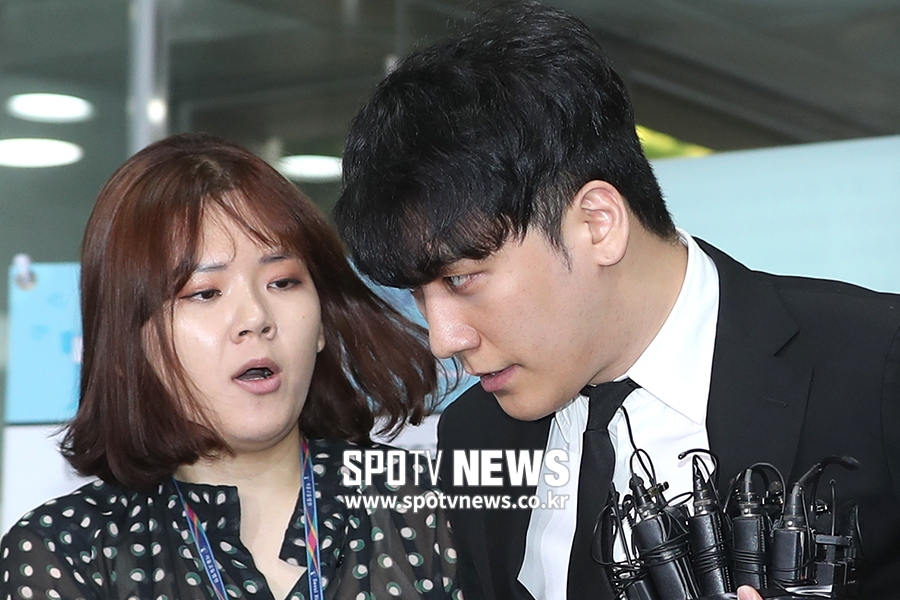 [포토S] 승리, 취재진 질문 뿌리치며