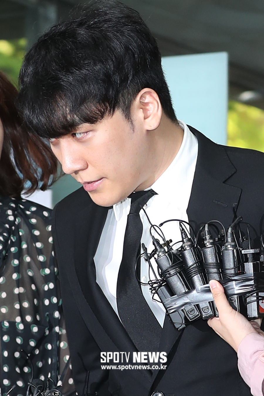 [포토S] 승리, 취재진 뿌리치며 출석