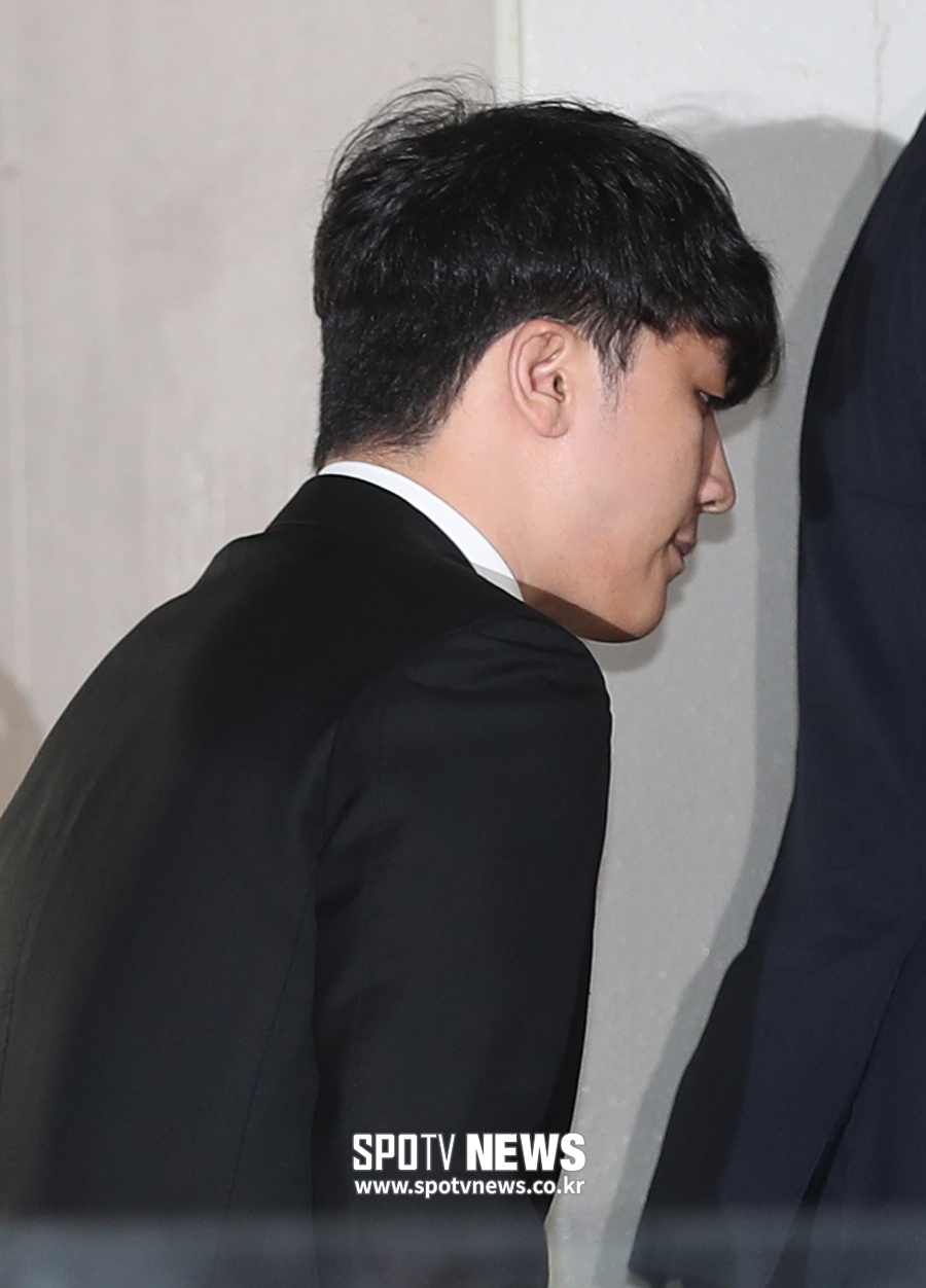 [포토S] '성접대·버닝썬 횡령' 승리, 영장심사 출석