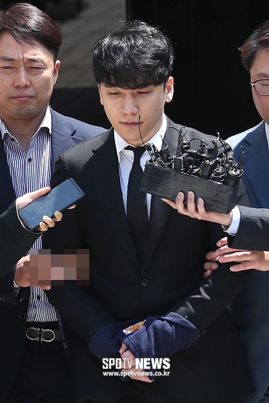 [포토S] 포승줄에 묶인 승리, 체념한 표정